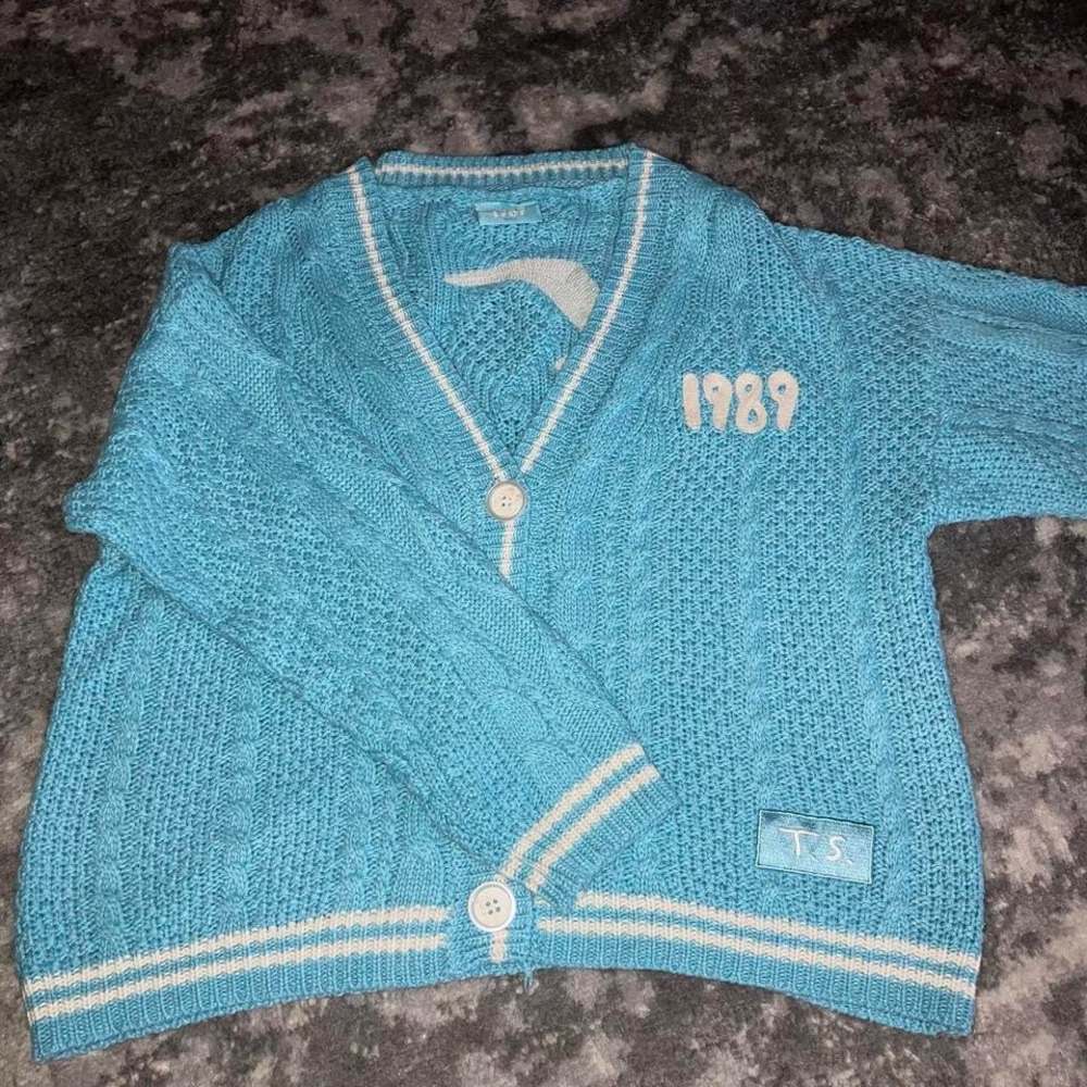 1989 cardigan. Size medium/large. Worn once.

#Cardigan #taylorswift #1989